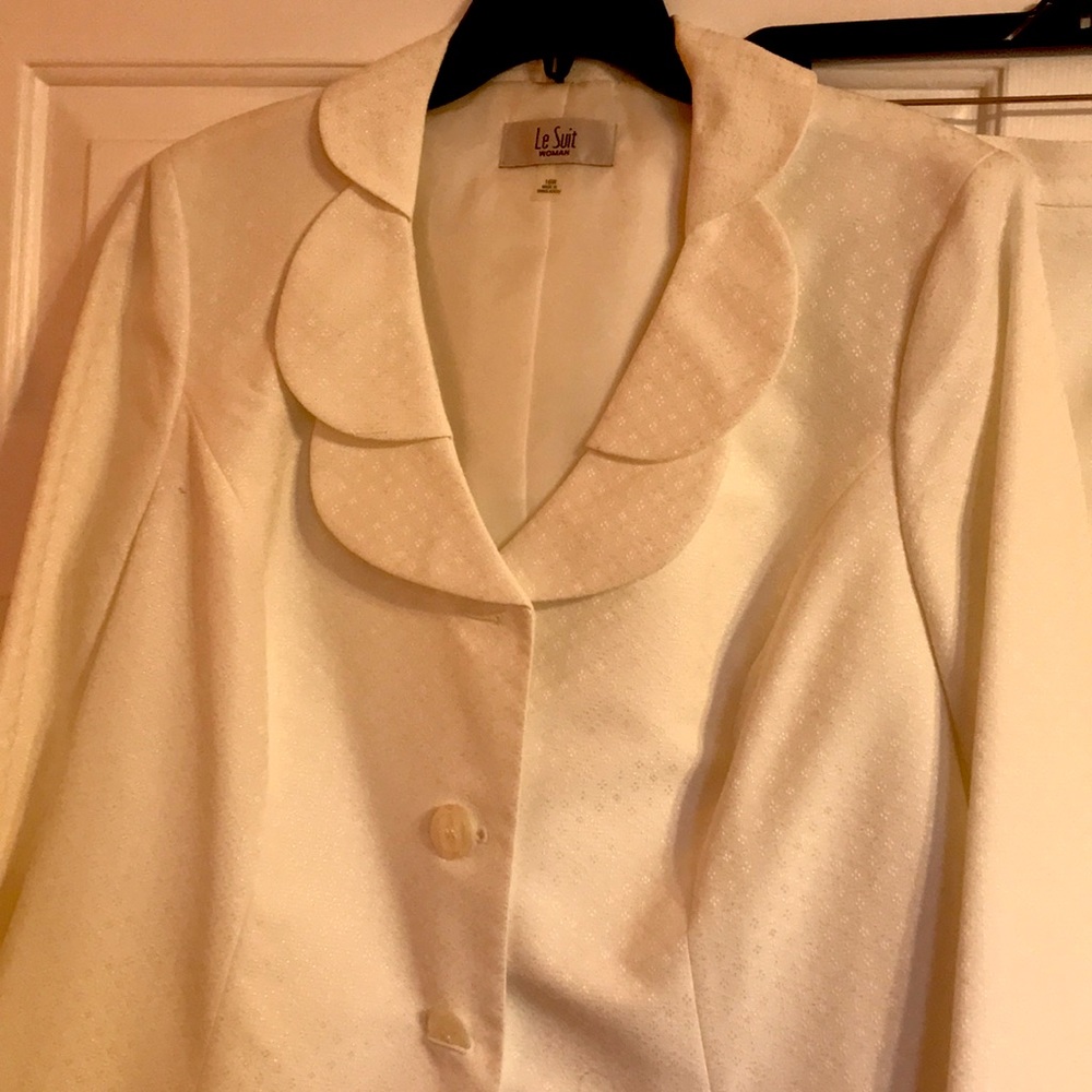 Le Suit- White skirt suit